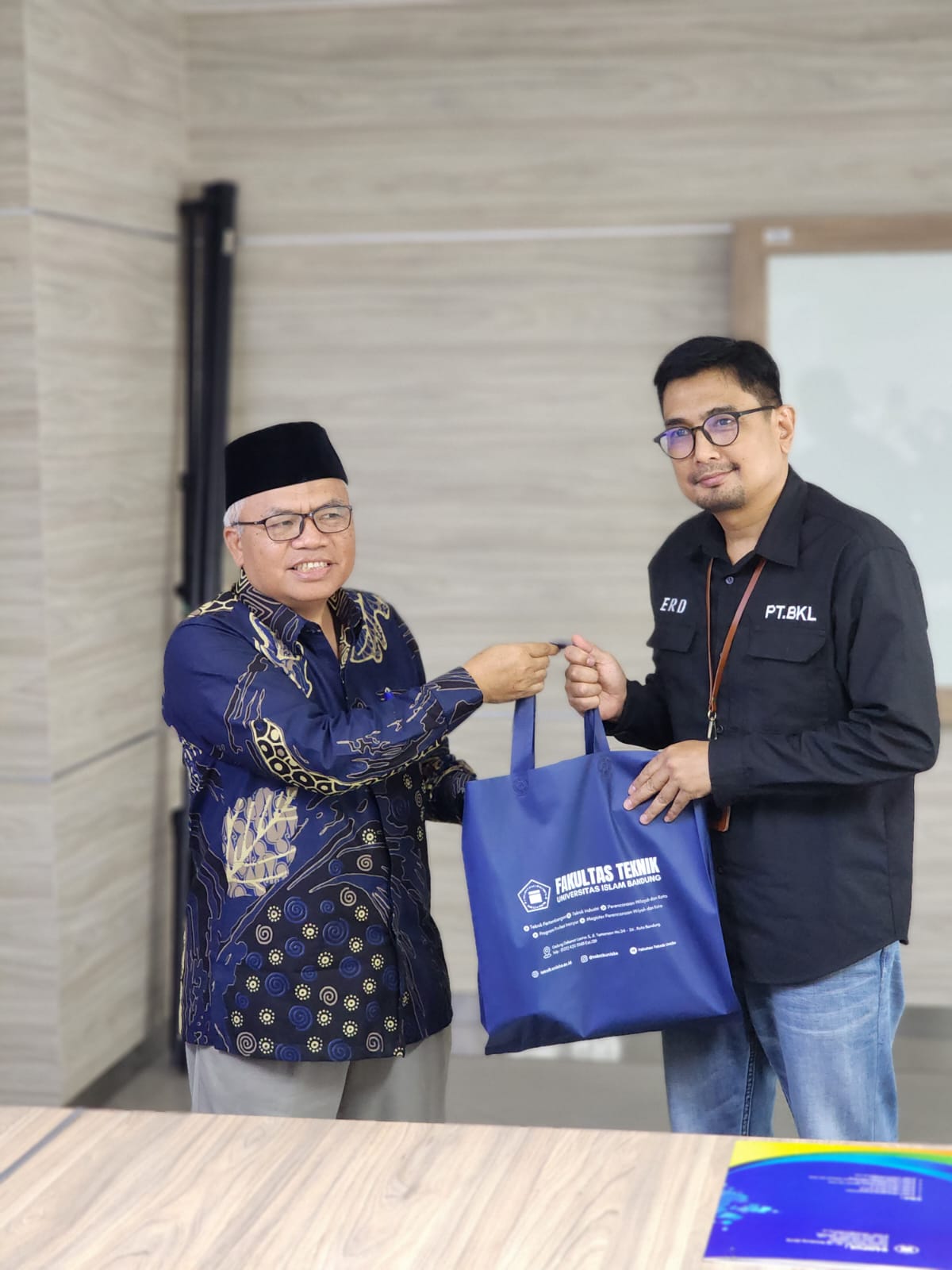 Membangun Jembatan Pengetahuan dan Inovasi